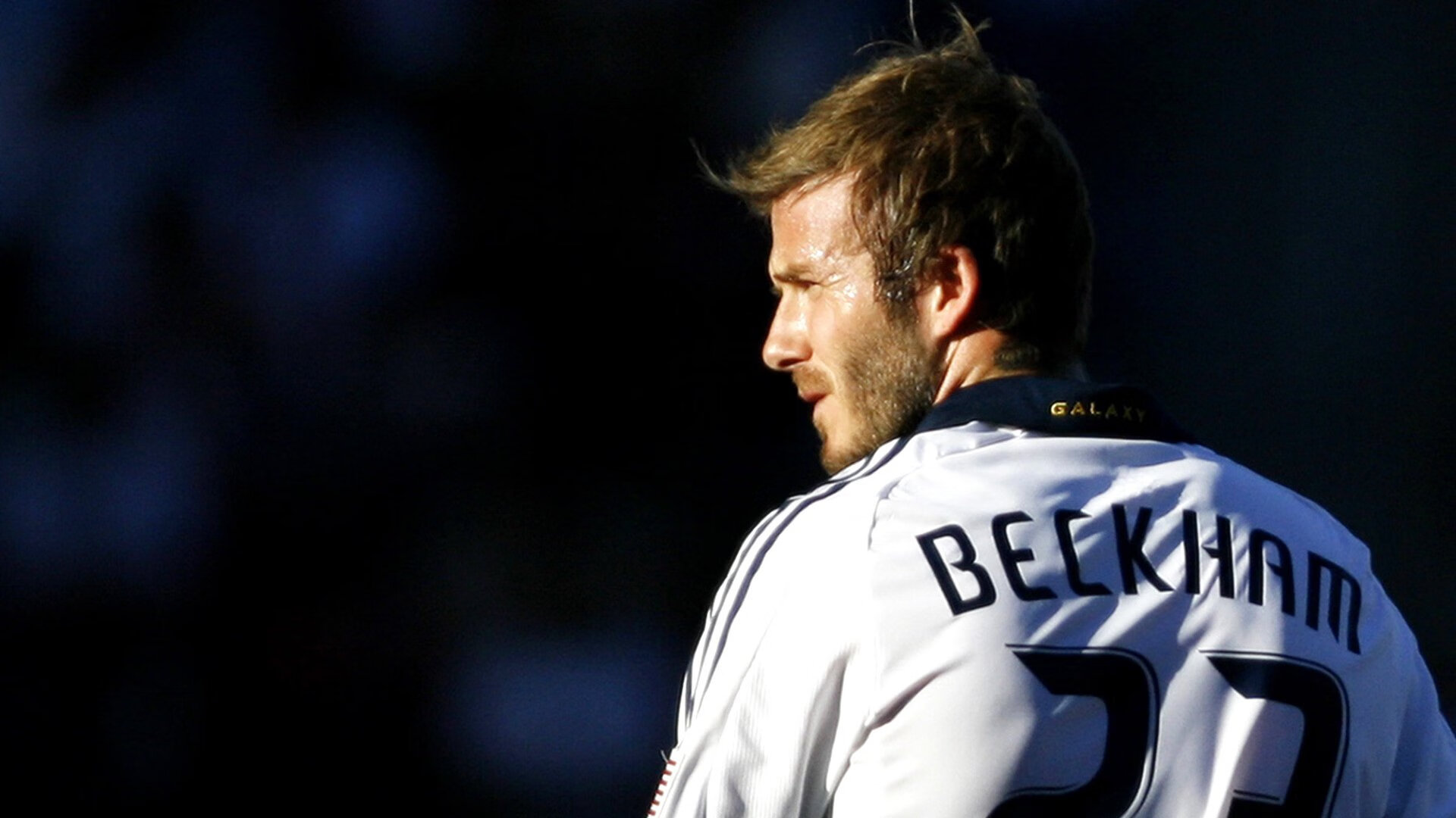 世界杯决赛:梅西捧杯后转圈亲吻草皮 这一幕被定格为经典海报